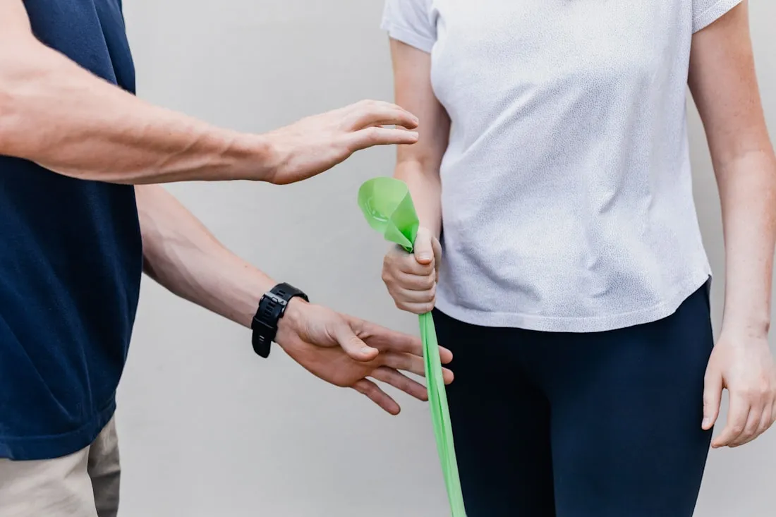 Aktive Übung mit Therapieball im hellen Bewegungsraum