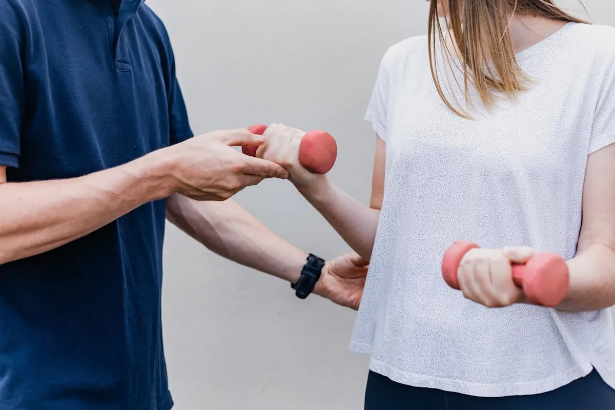 Trainingsbereich mit Hanteln für aktive Bewegungstherapie